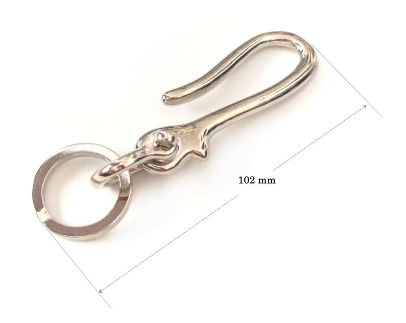 Op de afbeelding: Zilveren sleutelhanger met een haak en een ring. De haak is 102 mm lang.