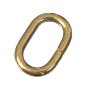 Peut inclure: Un anneau de jonction en métal de forme ovale de couleur dorée, également appelé anneau de saut, utilisé pour relier des bijoux ou d'autres objets artisanaux.