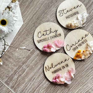 Badge / Magnet personnalisé avec fleurs séchées – Cadeau unique pour mariage, naissance, école