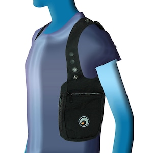 Schouderholster. Zwarte holstertas met zak. Festivaltas met meerdere zakken. Paspoortzakje onder de arm, geldriem, schoudertas, documentholster.