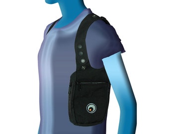 Borsa a tracolla in cotone nero con numerose tasche con cerniera. Portapassaporto/soldi sottobraccio.