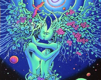 Peut inclure: Une estampe d'art psychédélique représentant deux figures qui s'embrassent, entrelacées avec un arbre et des fleurs. L'arrière-plan est bleu foncé avec des motifs tourbillonnants et des étoiles. Les figures sont vertes et lumineuses, avec des fleurs roses qui fleurissent autour d'elles.