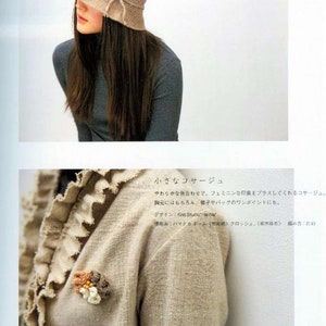 May include: A close-up of a crocheted hat in brown and beige tones. The hat has a wide brim and a simple design. The text "かぎ針編みの帽子" is visible in the image.