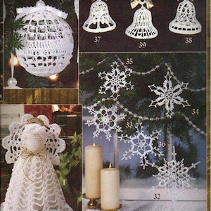 Op de afbeelding: Een verzameling witte gehaakte kerstversieringen, waaronder een bel, een sneeuwvlok en een bal. De versieringen worden weergegeven op een witte achtergrond met nummers die hun patroonnummers aangeven.