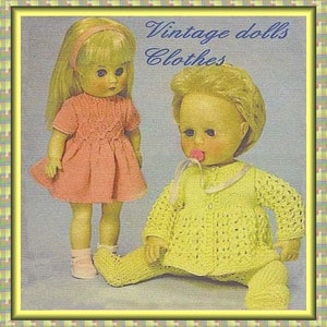 Puede incluir: Dos muñecas con ropa de punto vintage. La muñeca de la izquierda lleva un vestido rosa y la muñeca de la derecha lleva un vestido amarillo y un chupete. La imagen tiene el texto "Vintage dolls Clothes" en la parte superior.