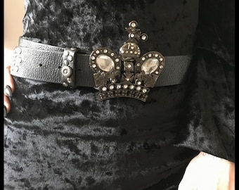 Cinturón vintage Y2K con hebilla de corona decorativa grande