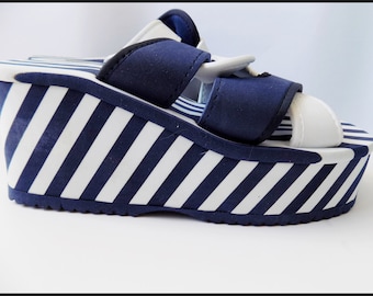Pantoufles de plage végétaliennes à rayures bleues et blanches des années 2000