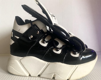 Y2K svarta och vita platåsneakers