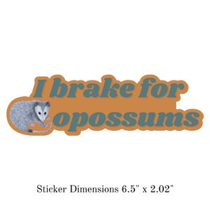 Op de afbeelding: Een gestanste sticker met een illustratie van een grijs en wit opossum naast de tekst "I brake for opossums" in blauwe letters op een oranje achtergrond. De sticker meet 16,51 cm bij 5,13 cm en heeft een duidelijke rand rond het ontwerp.