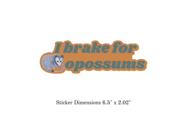 Op de afbeelding: Een gestanste sticker met een illustratie van een grijs en wit opossum naast de tekst "I brake for opossums" in blauwe letters op een oranje achtergrond. De sticker meet 16,51 cm bij 5,13 cm en heeft een duidelijke rand rond het ontwerp.