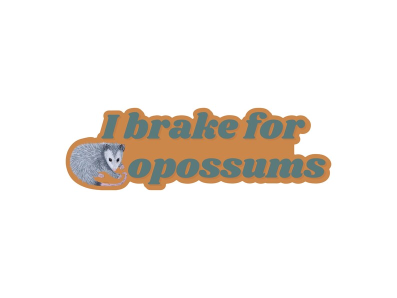 Op de afbeelding: Een gestanste sticker met een illustratie van een grijs en wit opossum aan de linkerkant. De tekst "I brake for opossums" is geschreven in een vet, donkerblauwgroen lettertype op een effen, afgeronde oranje achtergrondvorm.
