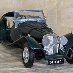 RARE 1937 Jaguar SS 100 1/18 Scale Diecast Burago Made in Italy British Racing Green Detailed Engine Bay, Straps, Convertible, Folding Seats