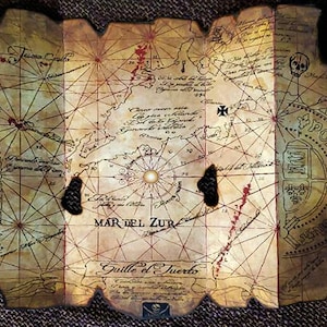 Replica della mappa del tesoro dei pirati di Goonies One Eyed Willie, replica della mappa del tesoro sul tabellone del museo, pezzo Sloth Astoria Oregon Cannon Beach Mikey
