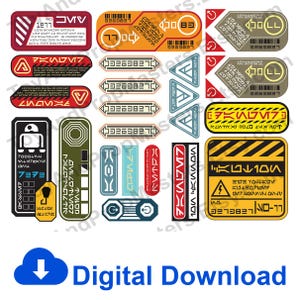 Op de afbeelding: Een verzameling rechthoekige, driehoekige en ovale stickers met op sciencefiction geïnspireerde afbeeldingen, waarschuwingssymbolen, streepjescodes en fictieve buitenaardse tekst in rood, oranje, geel, groen, blauw en zwart op een witte achtergrond.