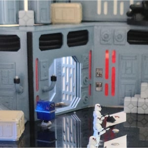 Puede incluir: Una taza de cerámica blanca con un asa negra y el texto "But first, coffee" en negro, con una fuente de estilo manuscrito. La taza está sobre una superficie blanca.