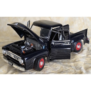 LARGE 1953 Ford F100 Pickup Truck Diecast Display Model 1:18 Scale Collectible Road Rough Open Doors Tailgate Highly Detailed Engine Bay