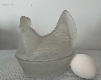 Frosted glass chicken, frosted, chicken on the nest frosted glass white