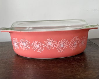 Daisy Pyrex oval bowl and lid 2 1/2 qt. Pink very good condition