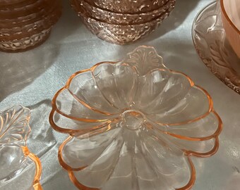 2 clover plates pink glassware jeannette, clover shaped plates, A1 1940’s dish pink, pink glass