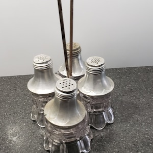 Menage, antikes Rollenset, französischer Vintage-Gewürzhalter, Glas und Aluminium, Salz- und Pfefferstreuer, Streuer aus der Mitte des Jahrhunderts