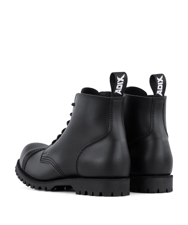 Puede incluir: Botas de combate de cuero negro con punta redondeada y suela gruesa con tacos. Las botas tienen un dise&ntilde;o con cordones y una leng&uuml;eta en la parte trasera con la palabra "ADIX" en blanco. Duraderas y elegantes.