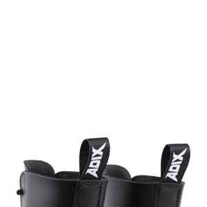 Puede incluir: Primer plano de dos botas de cuero negro. Cada bota tiene una leng&uuml;eta con la palabra "ADIX" en blanco. Las botas tienen costuras y cordones visibles. El fondo es blanco.