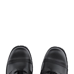 Puede incluir: Vista superior de dos botas de cuero negro con cordones. Las botas tienen una puntera redondeada y un dise&ntilde;o cosido en la parte superior. El fondo es blanco.