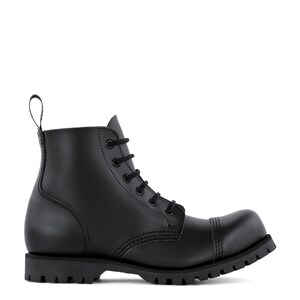 Puede incluir: Una bota de cuero negro con punta redondeada y suela gruesa con tacos. La bota presenta cordones negros, una presilla en la parte trasera y una puntera reforzada. La bota est&aacute; dise&ntilde;ada para la durabilidad y una est&eacute;tica robusta.