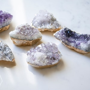 Porta tarjetas de amatista chapados en oro. Decoración para bodas. Etiquetas para nombres, portafotos, soporte para letreros, base de cristal.