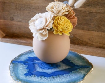Plateau en agate bleue : dessous de plat en pierres précieuses avec bordure dorée, décoration d'intérieur