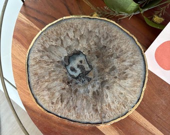 Plateau en agate brune naturelle avec rebord en OR. petit dessous de plat en pierres précieuses. Cadeau pour la maison