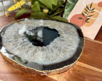 Plateau en agate noire et blanche avec rebord en OR. petit dessous de plat en pierres précieuses. décoration intérieure