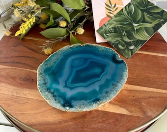 Plateau en agate bleu sarcelle : dessous de plat en pierres précieuses avec bordure dorée, décoration d'intérieur