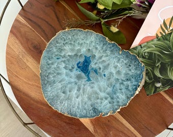 Plateau en agate bleue : dessous de plat en pierres précieuses bordées d'or, décoration d'intérieur