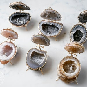 Geode Ring Box im ZUFALL ausgewählt. 1 Geode Schmuckhalter. Naturstein Schmuck-Display. Hochzeit Verlobungsring Box.