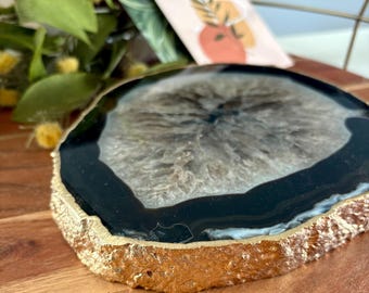Plateau en agate noire et blanche avec rebord en OR. petit dessous de plat en pierres précieuses. décoration intérieure