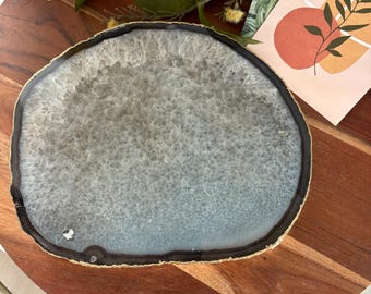 Plateau en agate grise naturelle avec rebord en OR. petit dessous de plat en pierres précieuses. Cadeau pour la maison