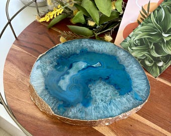 Plateau en agate bleue : dessous de plat en pierres précieuses bordées d'or, décoration d'intérieur