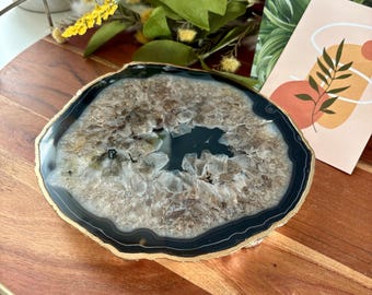 Plateau en agate noire et blanche avec rebord en OR. petit dessous de plat en pierres précieuses. décoration intérieure