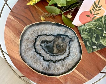 Plateau en agate noire et blanche avec rebord en OR. petit dessous de plat en pierres précieuses. décoration intérieure