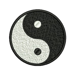 Puede incluir: Parche bordado con el símbolo del Yin y Yang. El diseño es un círculo blanco y negro dividido en dos mitades arremolinadas, con un punto blanco en la mitad negra y un punto negro en la mitad blanca. El parche tiene un borde negro.