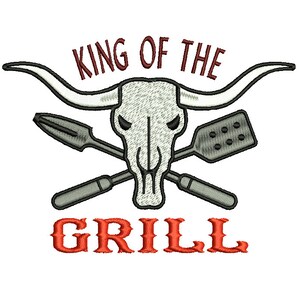 Könnte beinhalten: Gesticktes Design mit einem Bullenschädel und gekreuzten Grillwerkzeugen. Der Text "KING OF THE GRILL" ist oberhalb und unterhalb des Schädels in einer rustikalen Schrift dargestellt. Das Design ist in Grau-, Weiß- und Rottönen gehalten.