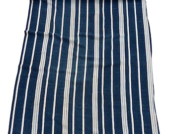 Vintage blauw-wit gestreepte plaid van modderdoek. Authentiek Afrikaans textiel voor huisdecoratie.