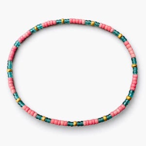Könnte beinhalten: Ein kreisförmiges Perlenarmband mit einem sich wiederholenden Muster aus kleinen rosa, türkisfarbenen und metallisch goldenen Perlen. Die Perlen sind gleichmäßig groß und in einer durchgehenden Schleife angeordnet.