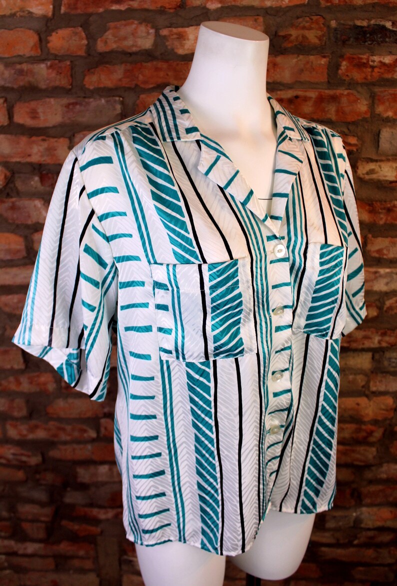 80s Short Sleeve Blouse Women Large Funky Stripes Pattern Top Retro Secretary Blouse Flowy Silk Button Up Vintage Collar Shirt Hipster Style