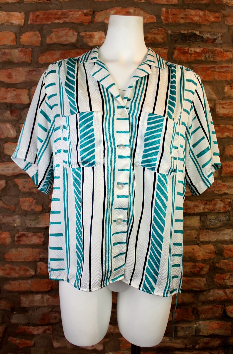 80s Short Sleeve Blouse Women Large Funky Stripes Pattern Top Retro Secretary Blouse Flowy Silk Button Up Vintage Collar Shirt Hipster Style
