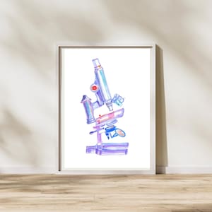 Puede incluir: Pintura a la acuarela de un microscopio en un marco blanco. El microscopio está representado en tonos de azul, morado y rojo, con detalles de sus componentes. La obra de arte está sobre un fondo blanco.
