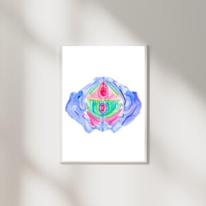 Puede incluir: Pintura abstracta de acuarela de una flor en tonos de azul, rosa, verde y rojo. La flor se representa en secci&oacute;n transversal, revelando su estructura interna.