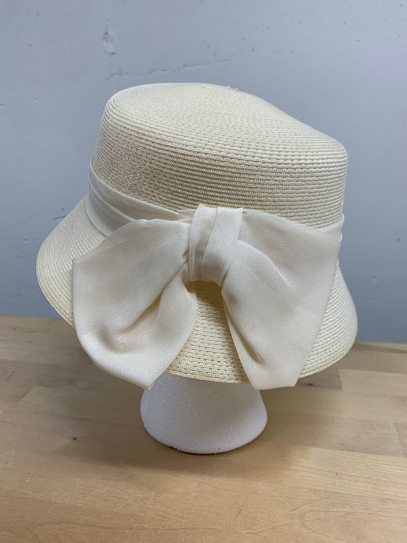 Ladie’s vintage cloche hat with organza bow