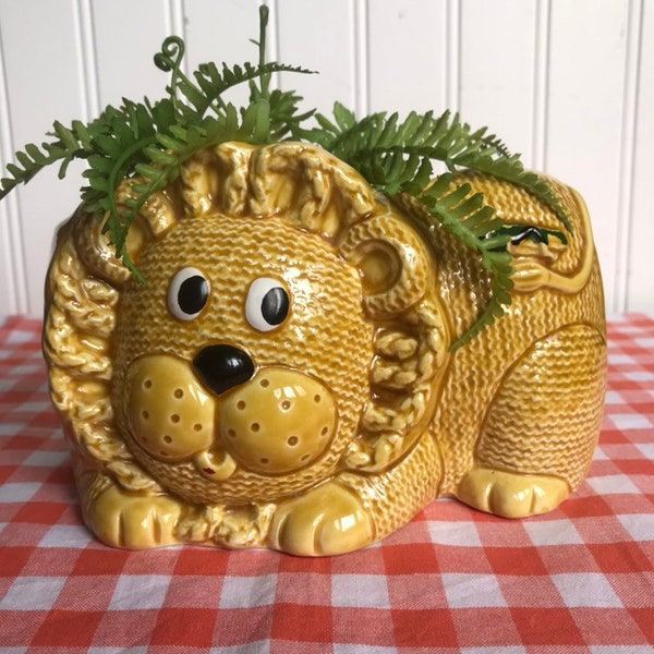 friendly lion planter